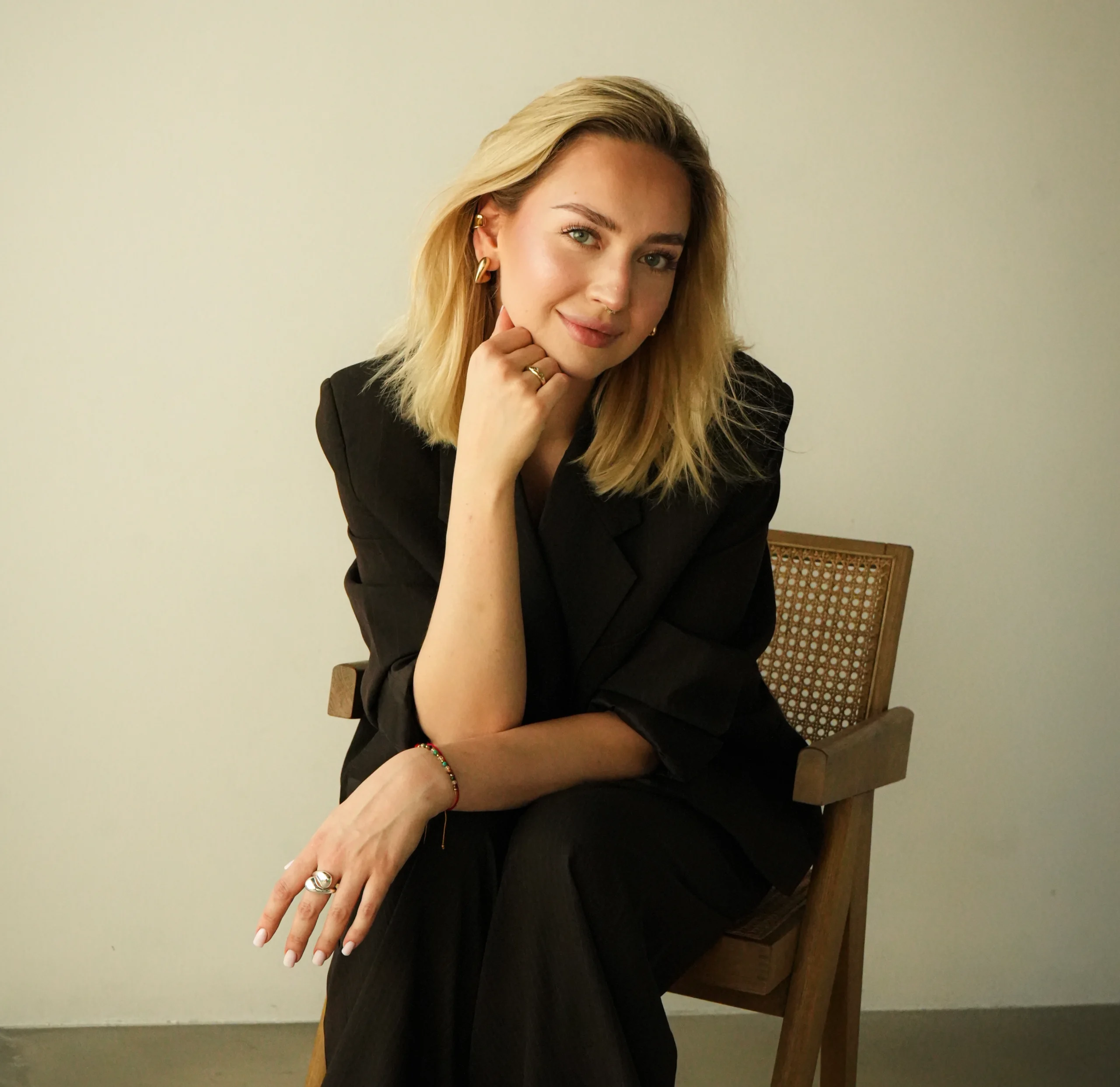 Piękne lilie we wnętrzu